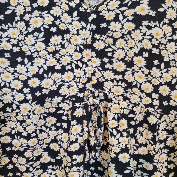 Hollister Black With Daisies Top - Picture 4 of 14